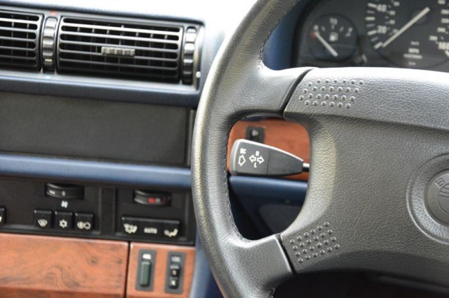 Детали интерьера BMW 740i (E32) 1992 года  (UK) (фото 99 из 170)